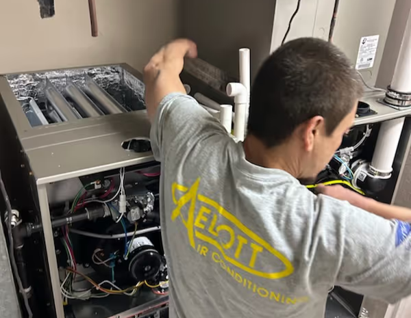 aelott employee fixing machine